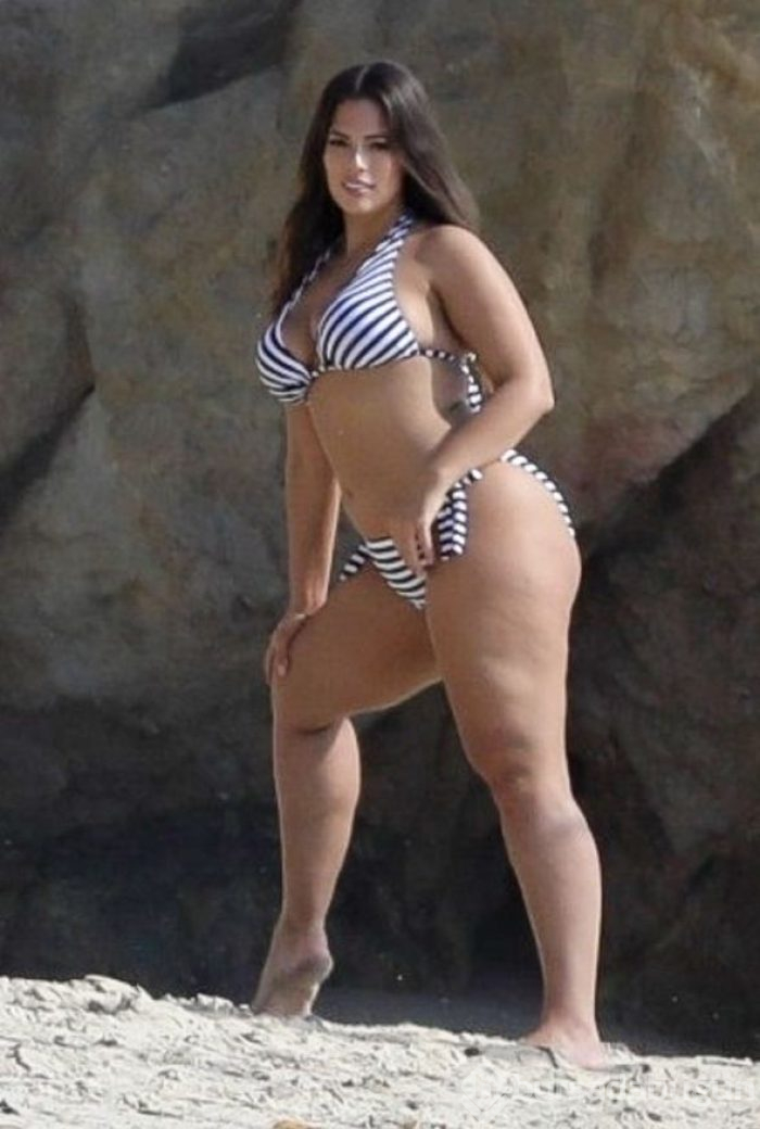 Ashley Graham, Malibu sahillerinde bikini çekiminde!

