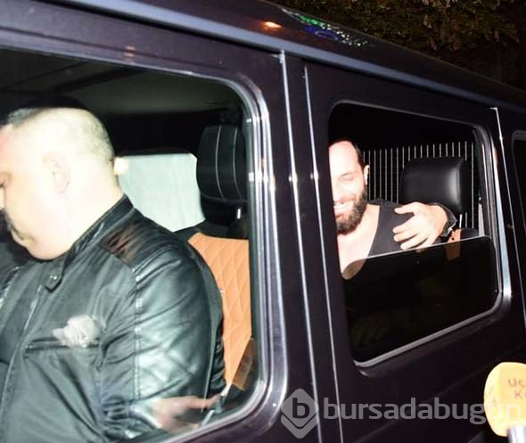 Korumayla geziyor
