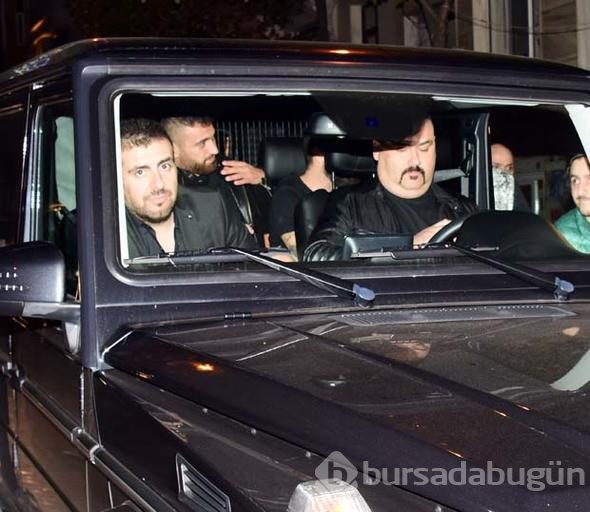 Korumayla geziyor
