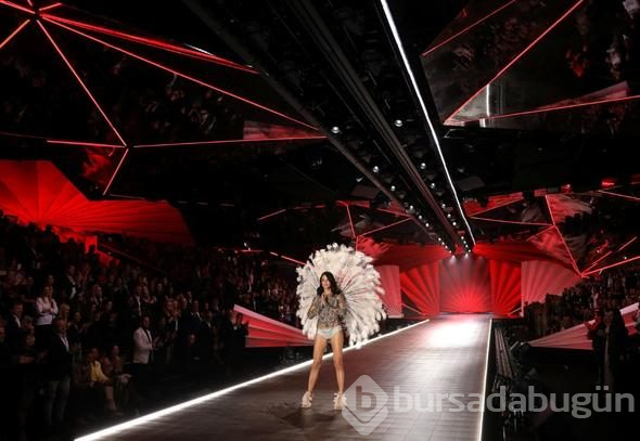 Adriana Lima gözyaşlarıyla veda etti
