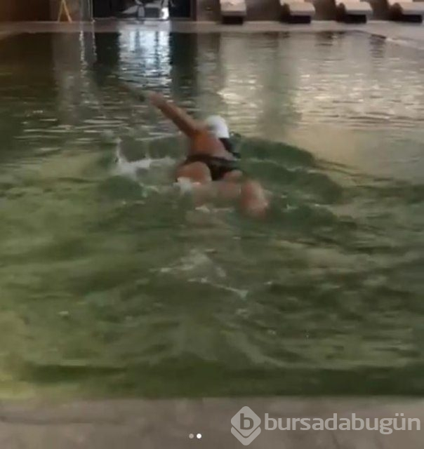 Hülya Avşar'ın havuz keyfi
