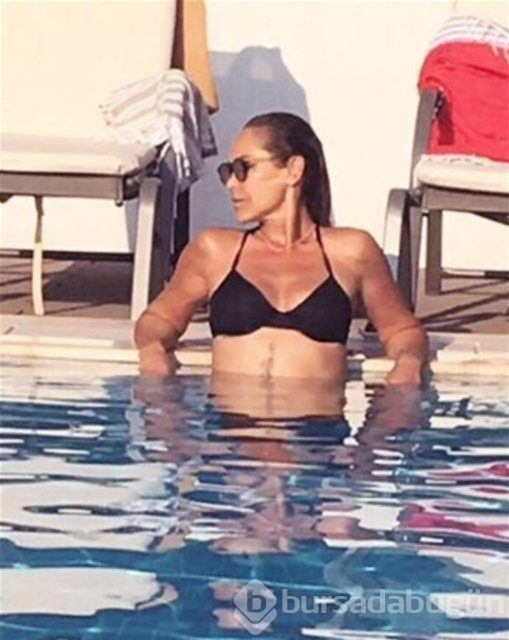 Hülya Avşar'ın havuz keyfi

