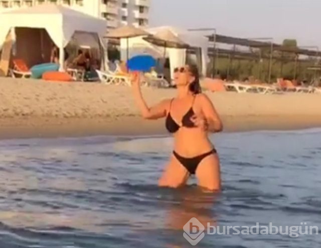 Hülya Avşar'ın havuz keyfi
