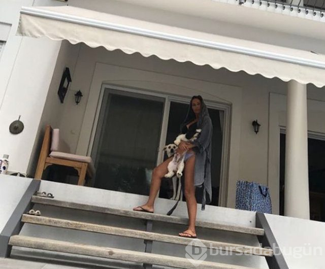Hülya Avşar'ın havuz keyfi
