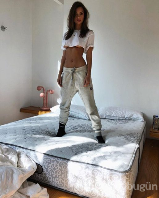 Emily Ratajkowski'den cesur pozlar
