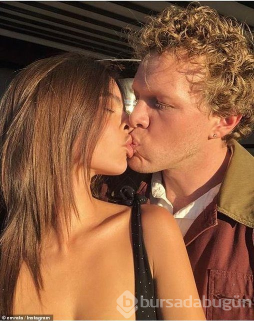 Emily Ratajkowski'den cesur pozlar

