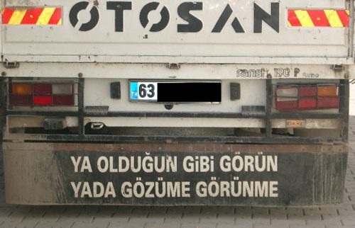 Şaşırtan araç arkası yazıları

