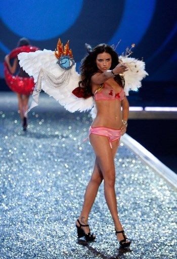 Adriana Lima'nın 1999'dan bugüne Victoria's Secret görünümleri