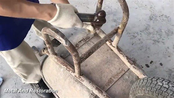 El arabasını yeniledi
