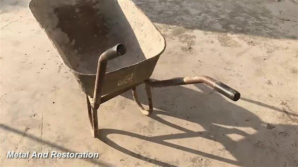 El arabasını yeniledi
