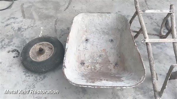 El arabasını yeniledi
