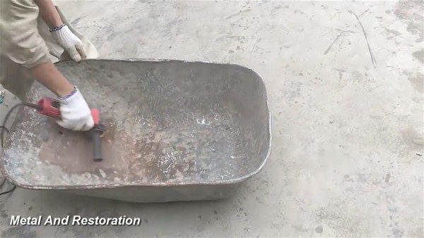 El arabasını yeniledi
