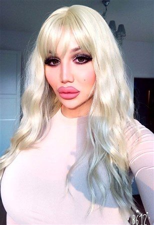 Trans birey barbie bebeğe benzemek için...
