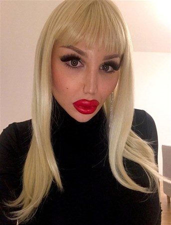 Trans birey barbie bebeğe benzemek için...
