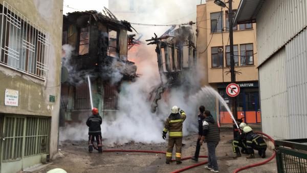 Bursa'da ahşap ev alevlere teslim oldu