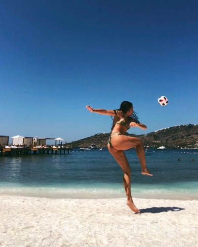 Güzel futbolcu Bodrum'u salladı!
