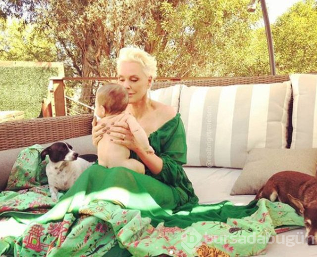 55'lik anne Brigitte Nielsen, 4 aylık bebeğiyle poz verdi
