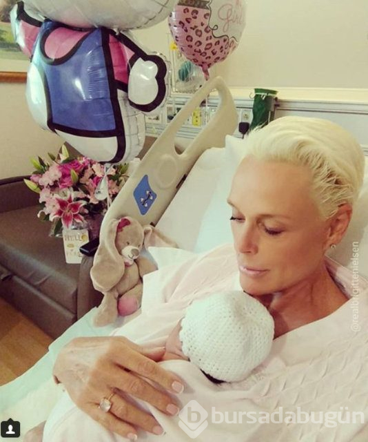 55'lik anne Brigitte Nielsen, 4 aylık bebeğiyle poz verdi

