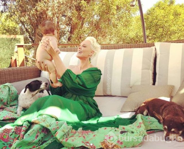 55'lik anne Brigitte Nielsen, 4 aylık bebeğiyle poz verdi
