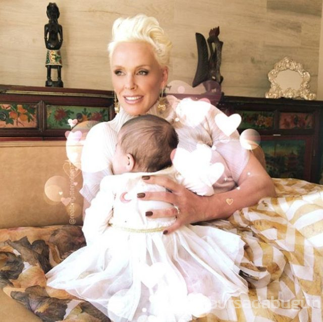 55'lik anne Brigitte Nielsen, 4 aylık bebeğiyle poz verdi
