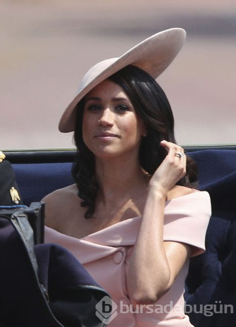 Kraliyet Ailesi'nden Meghan Markle'e uyarı: "Daha az Hollywood yıldızı gibi giyin"
