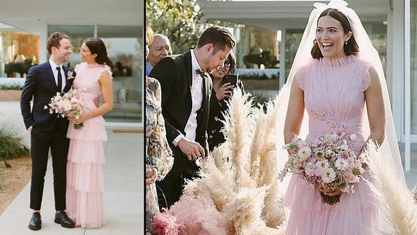 Hayalleri gibi toz pembe bir gelinlik giydi
