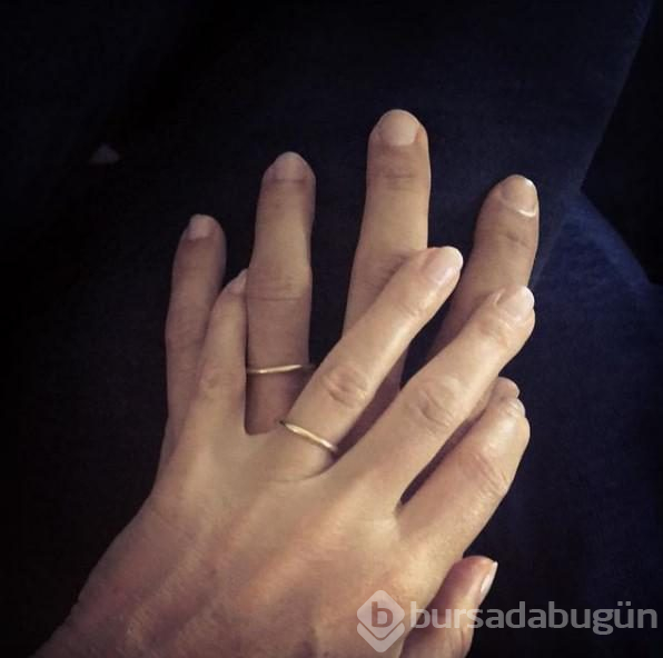 Gelinliği ile dergiye kapak oldu
