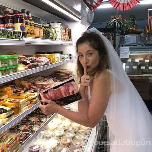 Gelinlikle 'kürek çekerek' damat adayını arıyor!
