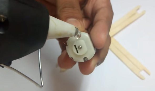 Dondurma çubuğundan yaptığı şeye çok şaşıracaksınız!