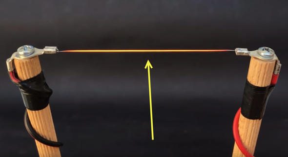 Şişeye ütü bastı, sonunda yaptığı 'şey'i gören inanamadı!
