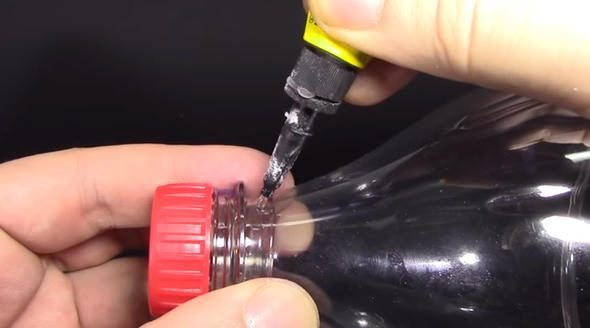 Şişeye ütü bastı, sonunda yaptığı 'şey'i gören inanamadı!
