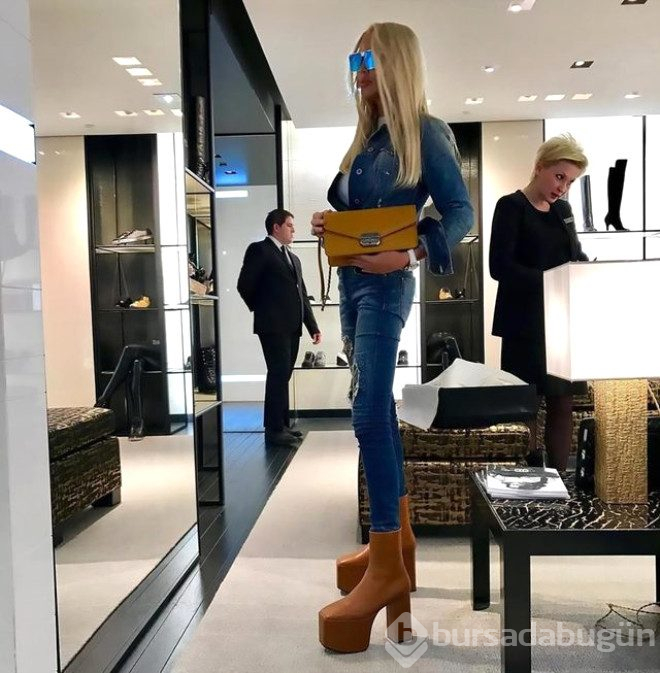 Güzel model büyük ayaklarıyla dalga geçilince yapacağını yaptı
