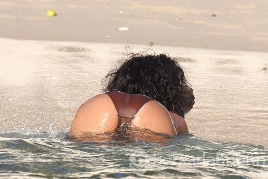 Chris Brown'dan Rihanna'nın fotoğraflarına yorum!
