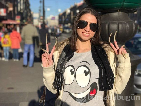 12 yıl tırnaklarını kesmedi
