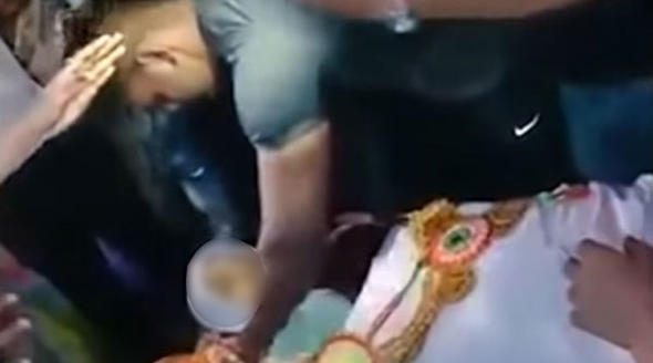 Verdiği sözü tutmak için ölen kız arkadaşıyla nikah kıydı
