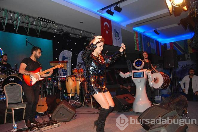 Merve Özbey'in dansçıları şaşırttı

