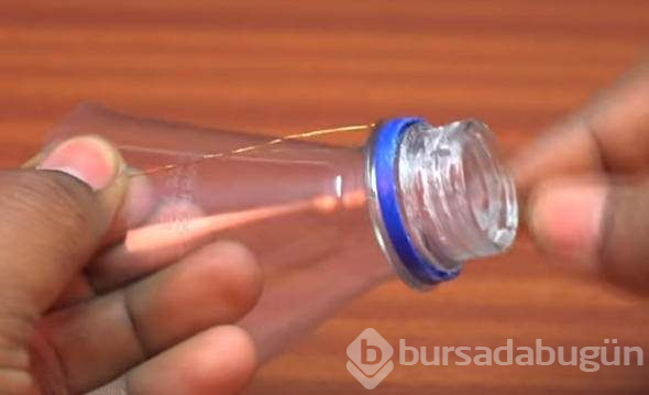 Pet şişeyi kesti, telefonuna öyle bir şey yaptı ki...
