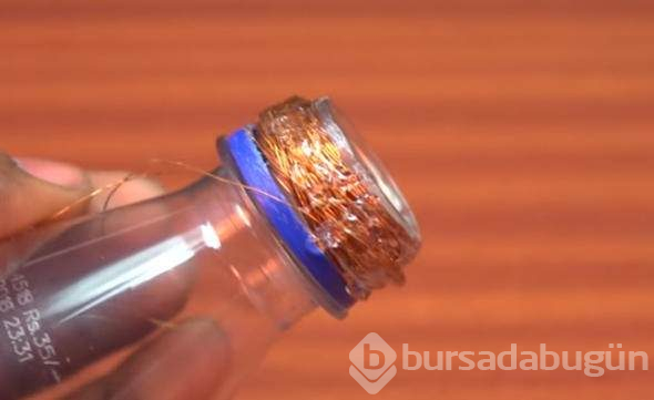Pet şişeyi kesti, telefonuna öyle bir şey yaptı ki...
