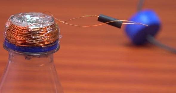 Pet şişeyi kesti, telefonuna öyle bir şey yaptı ki...
