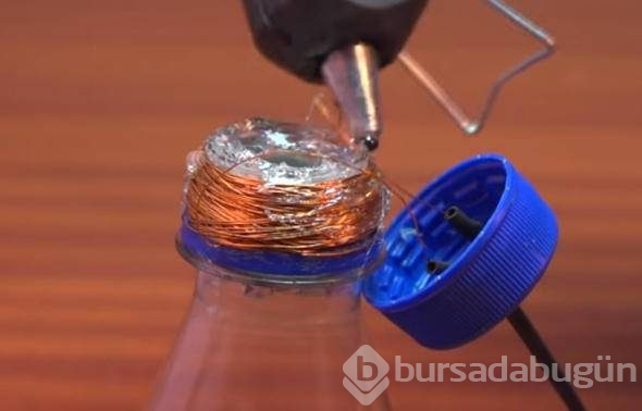 Pet şişeyi kesti, telefonuna öyle bir şey yaptı ki...
