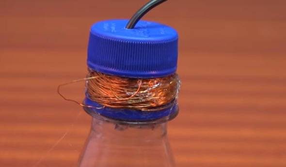 Pet şişeyi kesti, telefonuna öyle bir şey yaptı ki...
