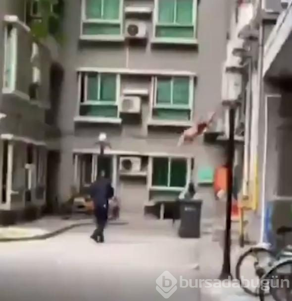 Aldatırken yakalandı, çırılçıplak 4. kattan düştü!