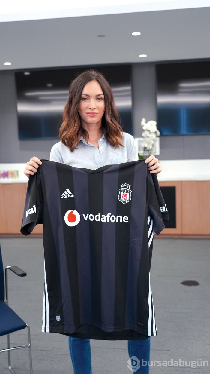 Megan Fox kıyafetinin azizliğine uğradı
