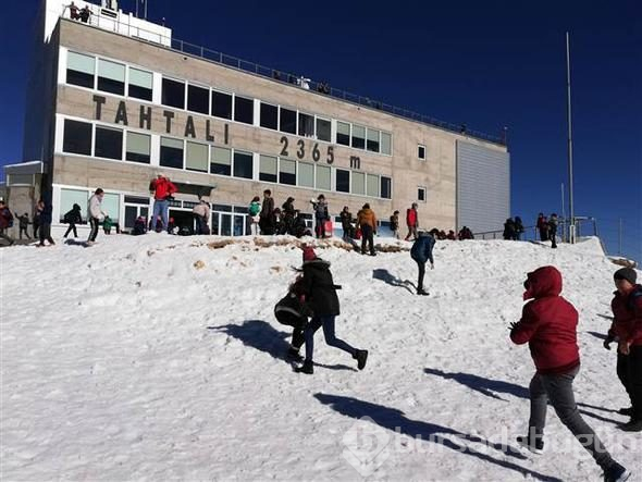 Şehir aynı, mevsim farklı... Denize giren de var kartopu oynayan da
