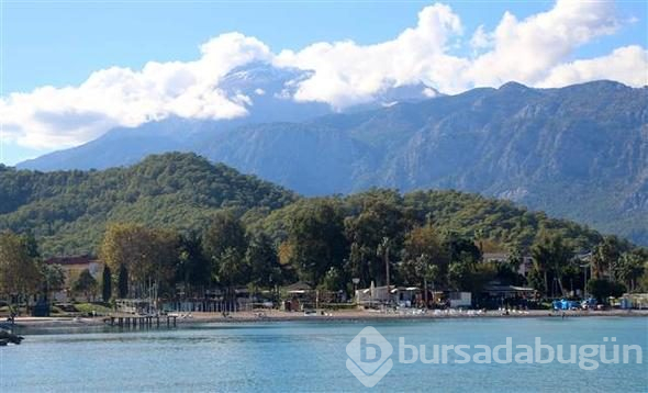 Şehir aynı, mevsim farklı... Denize giren de var kartopu oynayan da
