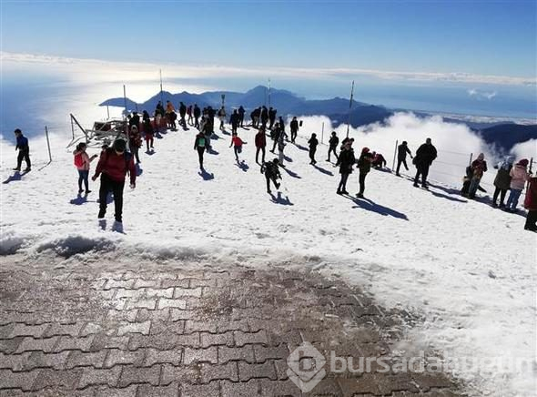Şehir aynı, mevsim farklı... Denize giren de var kartopu oynayan da
