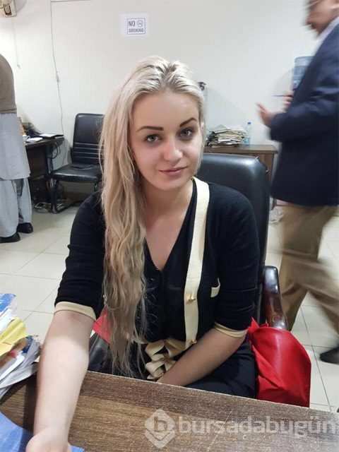 Genç manken fena yakalandı!
