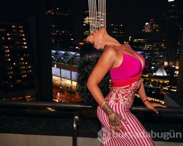 Rihanna kendi tasarımını giydi, yer yerinden oynadı!
