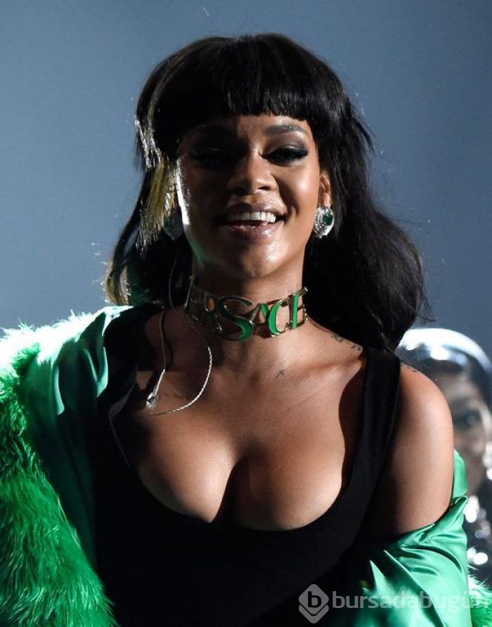 Rihanna kendi tasarımını giydi, yer yerinden oynadı!
