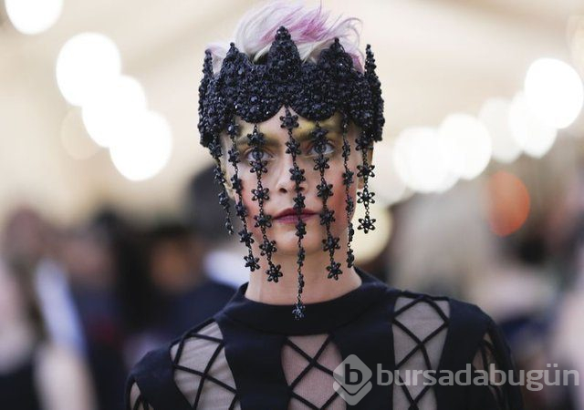 Cara Delevingne çekimde sakatlandı

